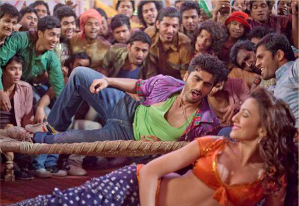 Gauhar Khan oozes sensuality as Arjun dances with her.