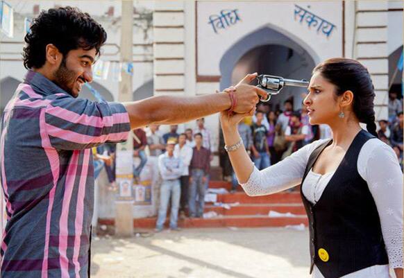 Arjun Kapoor loves to play with a revolver it seems. Here he is seen aiming the revolver at Parineeti.