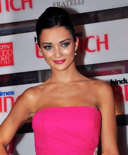 Amy Jackson looks stunning in pink in her new Twitter display pic.