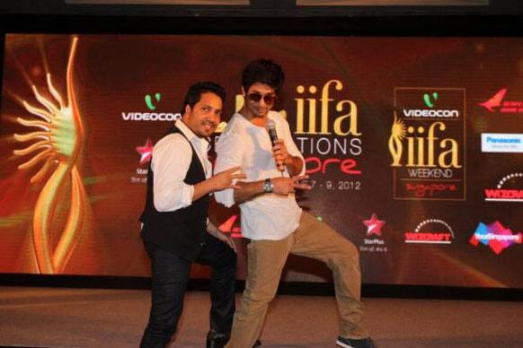 Shahid Kapoor and Mika break into an impromptu jig at the IIFA 2012 Performance announcement.