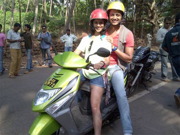 When Mrs Deshmukh took Mr Deshmukh on a ride! Genelia takes her hubby Riteish on a scooty ride on the sets of 'Kya Super Kool Hai Hum' in Goa.