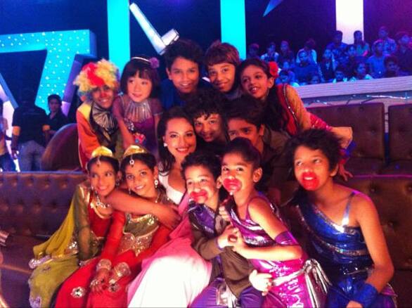 Sonakshi Sinha sorrounded by little contestants on the sets of 'DID Little Masters'.