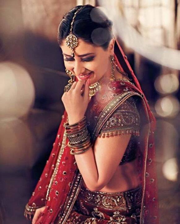 Kareena seen in new wedding jewellery ad.