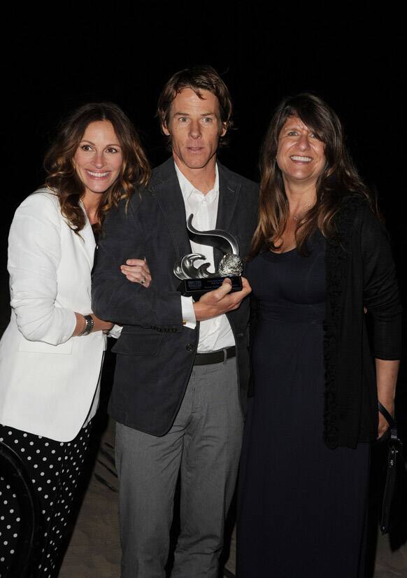 Julia Roberts, Danny Moder, and Karen Hall pose for a photo at Heal The Bay's Bring Back the Beach Gala at The Jonathan Club in Santa Monica, Calif.