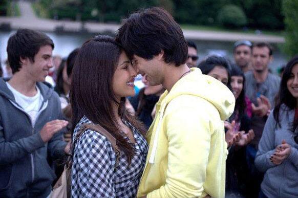 Shahid Kapoor and Priyanka Chopra in a still of 'Teri Meri Kahani'.