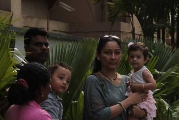 Manyata Dutt arrives with her tots to wish new mom Shilpa.