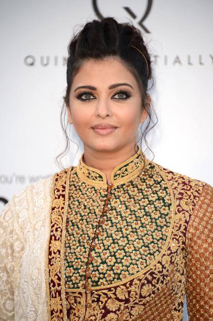 The Bollywood beauty dazzled in a Sandeep Khosla-Abu Jani ensemble.