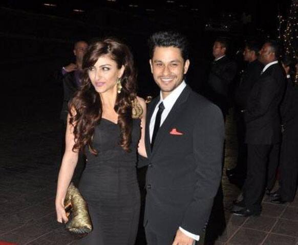 Soha Ali Khan looked gorgeous in a black ensemble. She came to the bash with her boyfriend actor Kunal Khemu. 