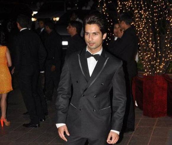 Shahid Kapoor lookes dapper in a balck suit. We love the look Shahid!