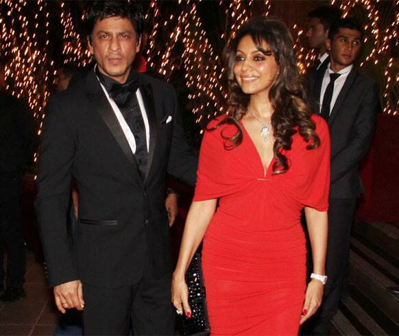 Shahrukh and Gauri compliment each other in their elegant clothing.