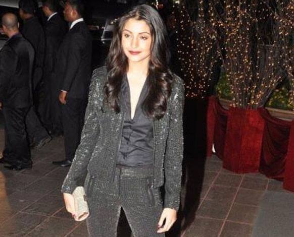 Anushka's suit and wine-red lipstick deserves a thumbs up.