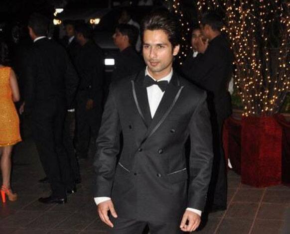 Shahid looks nothing less than superb in his suit.