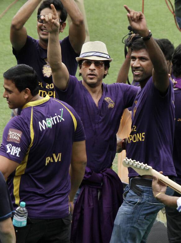 Shah Rukh Khan dances with Laxmipati Balaji during a reception accorded to the team at the Eden Gardens stadium in Kolkata.