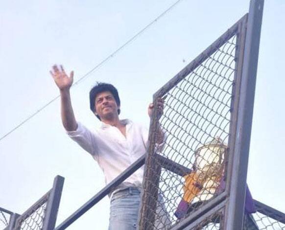 Ecscatic SRK waves to his fans and media at the press conference organised at his home 'Mannat'.