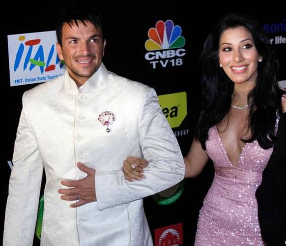 Peter Andre donned a sherwani for IIFA 2009. Seen here with Sophie Chaudhary.