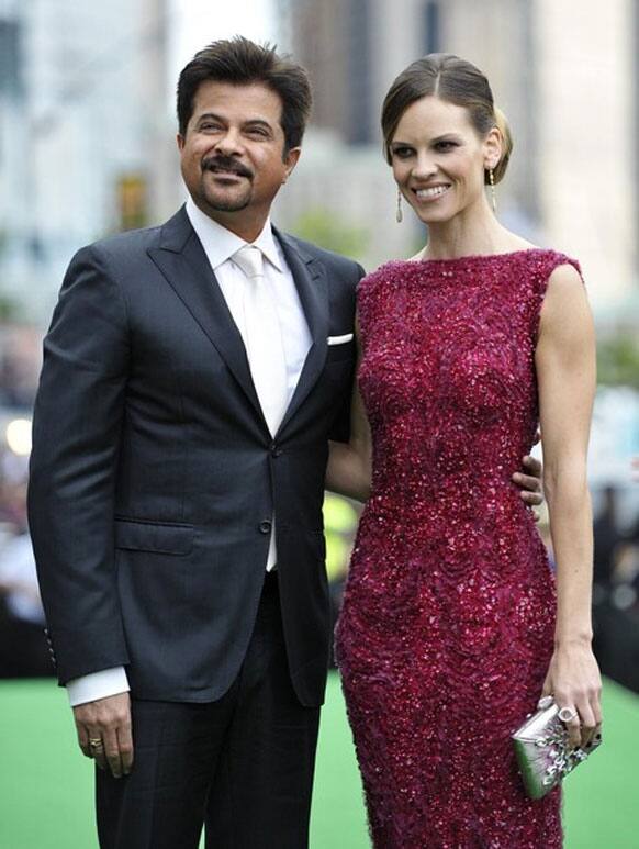 Hillary Swank looked stunning in a burgundy gown at the green carpet of IIFA 2011. She was accompanied by Anil Kapoor. 