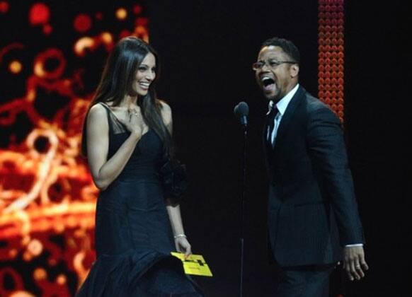 Cuba Gooding Jr was completely mesmerized by hottie Bipasha Basu at IIFA 2011. Bips, of course, couldn't stop blushing.