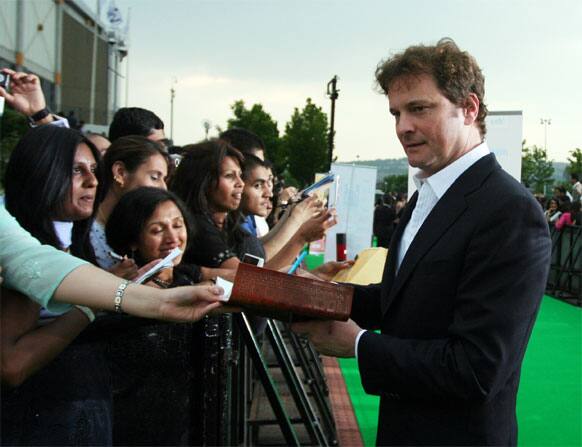 Colin Firth signs autographs for his Indian fans at the green carpet of IIFA 2007.