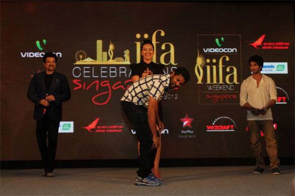 Prabhu Deva shows some of his signature steps at the IIFA press conference while Sonakshi SInha, Anil Kapoor and Shahid Kapoor cheer for him.