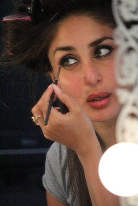 Kareena Kapoor gets ready on the sets of 'Heroine'. The film's director, Madhur Bhandarkar tweeted this picture. 