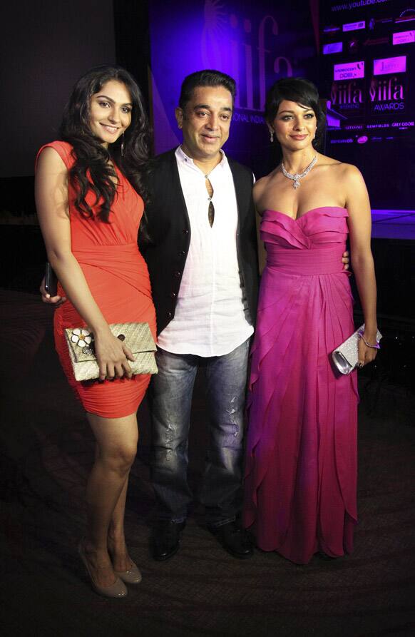 Kamal Haasan poses with Bollywood actresses Andrea Jeremiah and Pooja Kumar during a press conference of his latest movie 