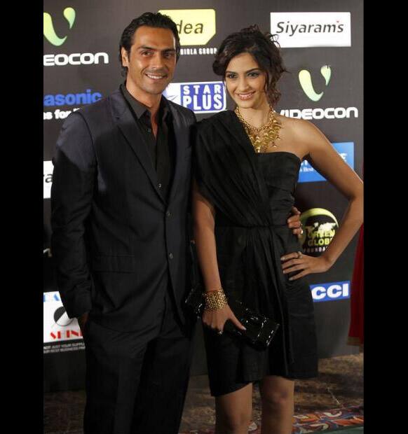 With the dashing Arjun rampal by her side, Sonam Kapoor looks even more beautiful!