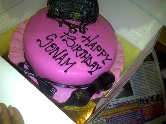 This is the cake that Shilpa Shetty and Raj Kundra sent to Sonam.