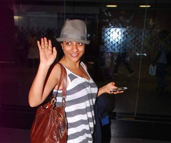 Zoya Akhtar spotted at the Mumbai airport as she returned from SIngapore after attending IIFA awards.