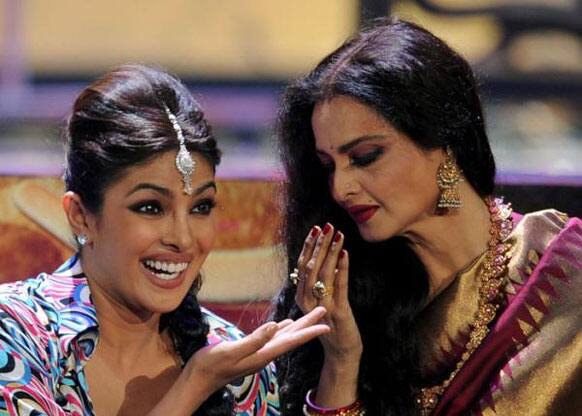 Priyanka Chopra danced to Rekha's famous songs and even made the yesteryear's Diva match steps with her! Rekha was honoured with the Lifetime Achievement award at IIFA this year.