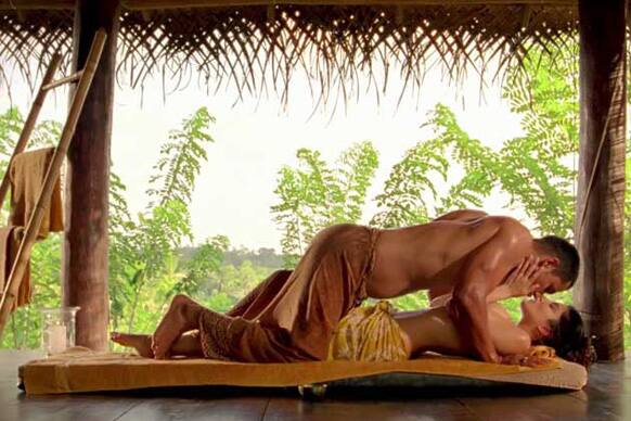 Sunny Leone and Randeep Hooda spice it up in a still from 'Jism 2'. 