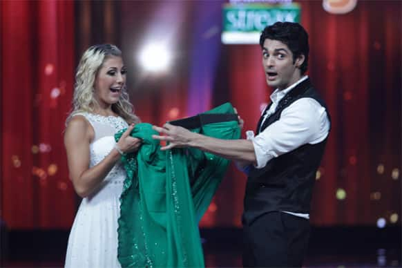 Actor Karan Wahi gifted his international co-dancer Emma Slater a sari on 'Jhalak Dikhhla Jaa 5'.