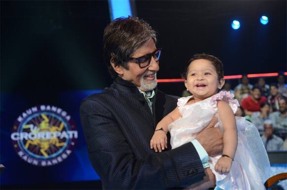 No, that is not Aaradhya Bachchan but a contestant's 10 month old daugher smiling gleefully in Amitabh Bachchan's arms on the sets of 'Kaun Banega Crorepati'.