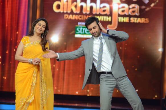 Ranbir woos Madhuri with 'Main shayar toh nahin' on the sets of 'Jhalak Dikhla Jaa'.