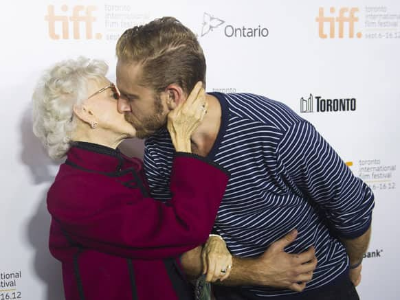 Actor Ben Foster and actress Amy Greene kiss on the red carpet at the gala for the new movie 