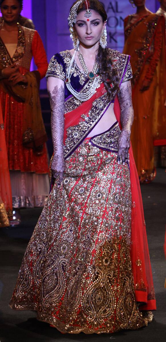 Soha Ali Khan walks the ramp in a stunning Royal bride look in a magnificient ensemble by Vikram Phadnis.