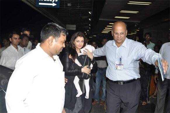 Aishwarya Rai leaves for Chicago with daughter Aaradhya to give company to hubby Abhishek Bachchan who is shooting there for 'Dhoom3'.