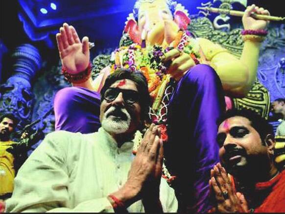 Amitabh Bachchan and Shankar Mahadevan visited last year the famous Lalbaugcha Raja.