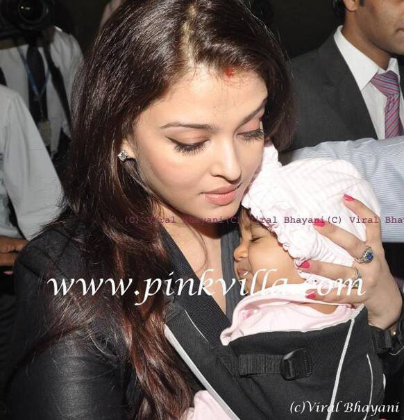 Aaradhya Bachchan seems a little irritated with the prying cameras on her as she clings to her mother, Aishwarya Rai at the Mumbai airport. The mother-daughter duo flew to Chicago to give Abhishek Bachchan company who is shooting there for 'Dhoom 3'. Pic Courtesy: Pinvilla/Viral Bhayani 