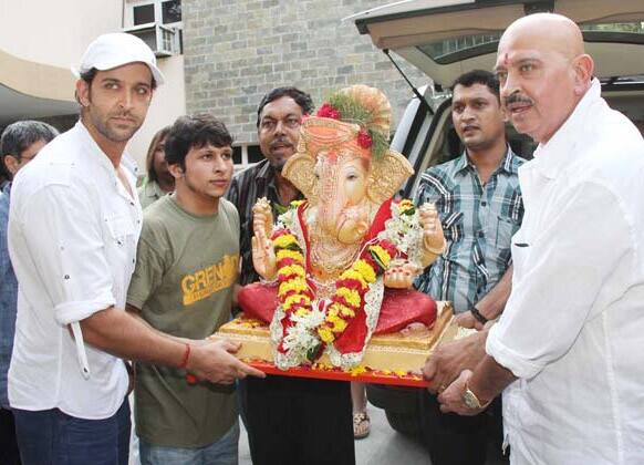 Rakesh Roshan and Hrithik bring home Lord Ganesha.