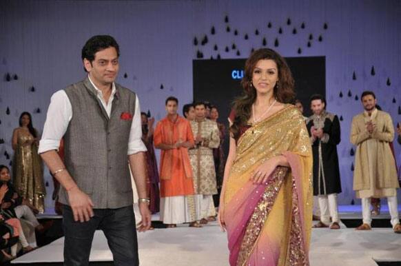 Raghavendra Rathore and Debi Dutta at the Blender's Pride Fashion Tour, Kolkata.