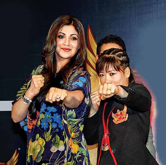 New mom Shilpa Shetty was spotted learning a few boxing moves from Mary Kom at the launch of the SFL Friday Fight Nights. Pic courtesy: DNA