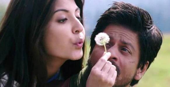 Shah Rukh Khan and Anushka Sharma in a new still from 'Jab Tak Hai Jaan'.