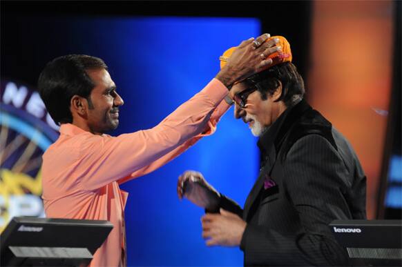 Amitabh Bachchan looks like 'kakosa' in a turban gifted by a 'Kaun Banega Crorepati 6' contestant.