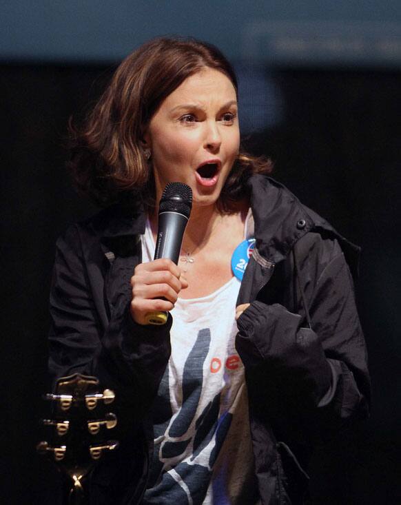 Actress Ashley Judd speaks to a large crowd in downtown Des Moines, Iowa.