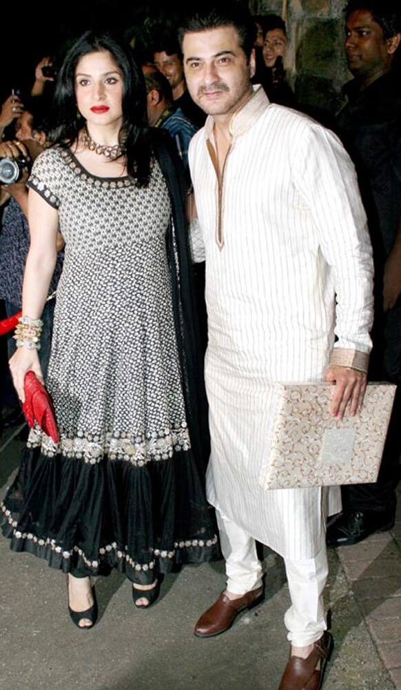 Maheep Kapoor and Sanjay Kapoor came to celebrate the Khans and the Kapoors. (Pic Courtesy: Pinkvilla)