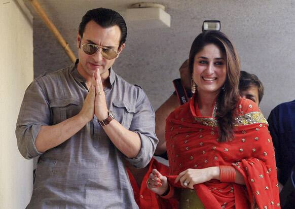 Bollywood stars Saif Ali Khan and Kareena Kapoor greet waiting fans after getting married in Mumbai.