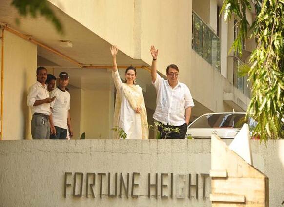 A decked-up Karisma Kapoor and a glowing Randhir Kapoor wave to their well-wishers.