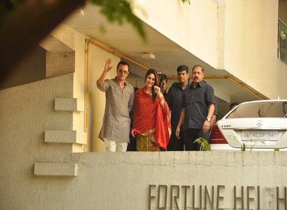 The newly-weds appear on the balcony of Fortune Heights, Saif's residence in Bandra, after the registry marriage.