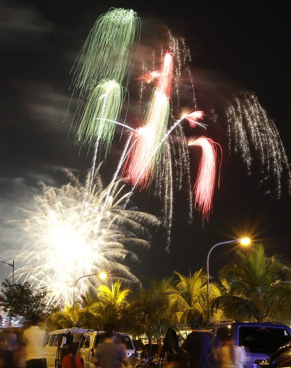 Fireworks light up the sky to welcome the New Year, at the scenic Manila Bay in Manila, Philippines.