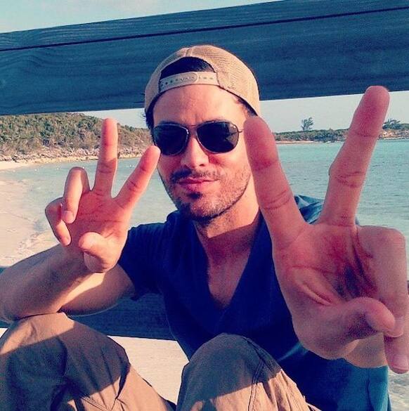 Enrique Iglesias posted this pic on Twitter and wrote,